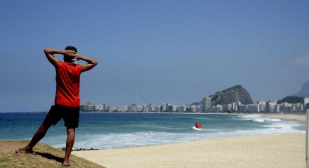 Praia do Leme e Copacabana, na zona sul da cidade. Rio fica com as praias vazias neste sábado(20), após decreto com restrições para evitar o avanço da Covid-19.