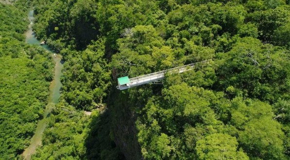 O rapel de 90 metros do Boca da On&ccedil;a Ecotour &eacute; considerado o maior de plataforma do Brasil. 