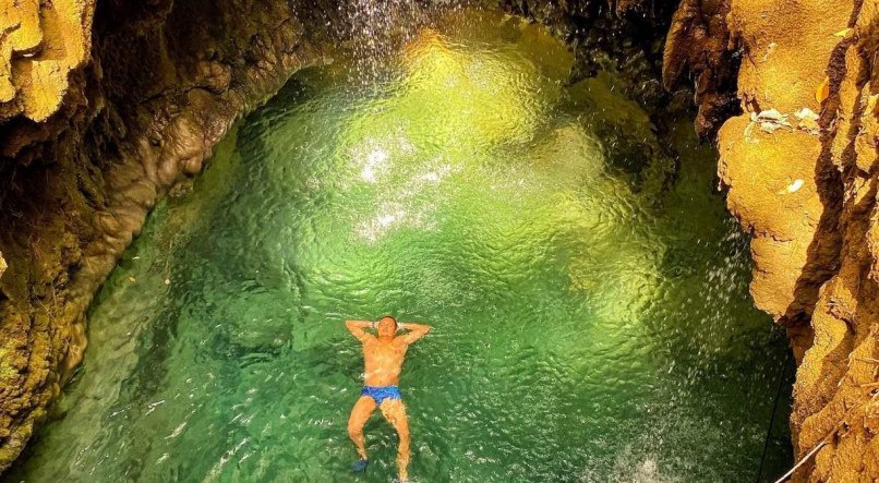 Mergulhar na cachoeira Buraco do Macaco &eacute; uma experi&ecirc;ncia bem diferente no complexo tur&iacute;stico Boca da On&ccedil;a Ecotour. 