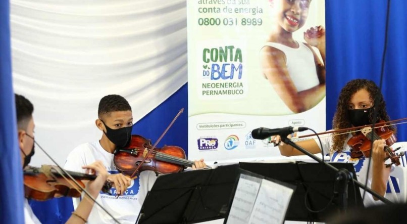 Trio de violino se apresenta no lan&ccedil;amento do Programa Clarear, no Recife.