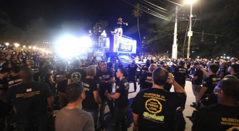 Sinpol realiza manifesta&ccedil;&atilde;o no Recife
