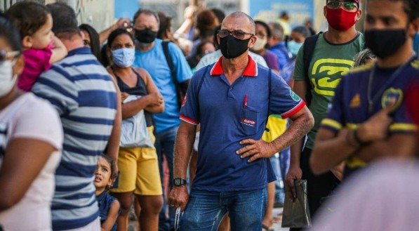 ESPERA grande fila se forma na frente do Cad&Uacute;nico, no Centro do Recife, na busca por uma ficha de atendimento.