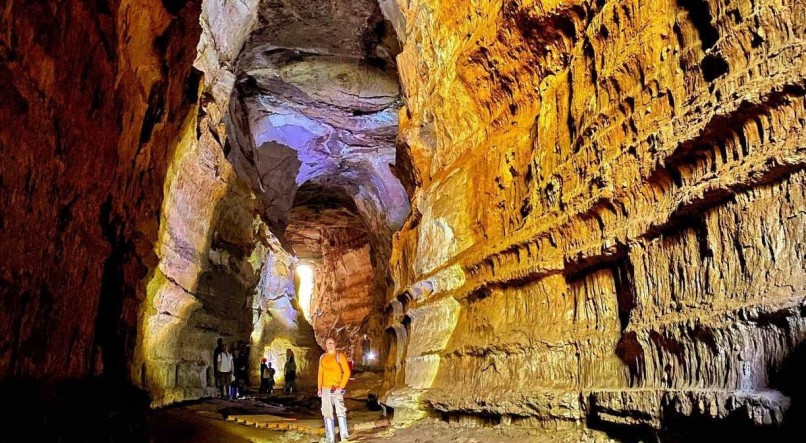 A caverna Kiogo Brado chama a aten&ccedil;&atilde;o por ter um estreito pared&atilde;o com quase 20 metros de altura.  