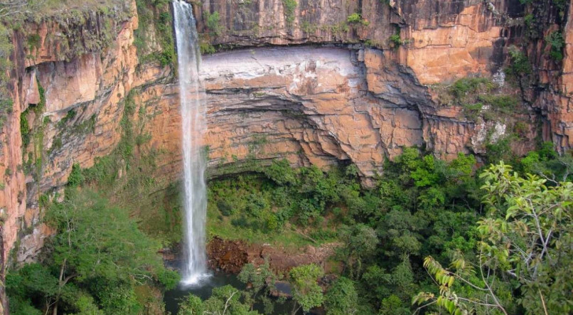 A Cachoeira V&eacute;u de Noiva tem 86 metros de altura e &eacute; um dos s&iacute;mbolos da Chapada dos Guimar&atilde;es