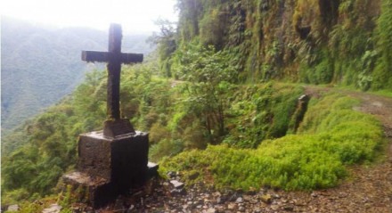 As cruzes mostram que o título de Estrada da Morte não foi dado à toa.