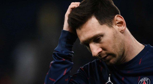 Messi ainda n&atilde;o chegou no PSG nem perto do desempenho que o consagrou no Barcelona.