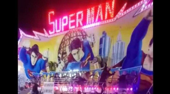 Homem morre esmagado por brinquedo de parque de diversões; vídeo mostra desespero das pessoas