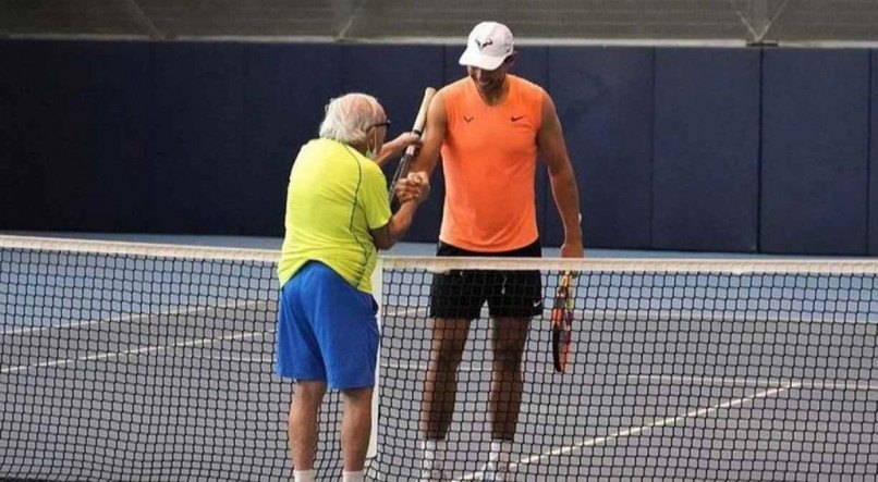 Tenista mais velho do mundo divide quadra com o &iacute;dolo Rafael Nadal.