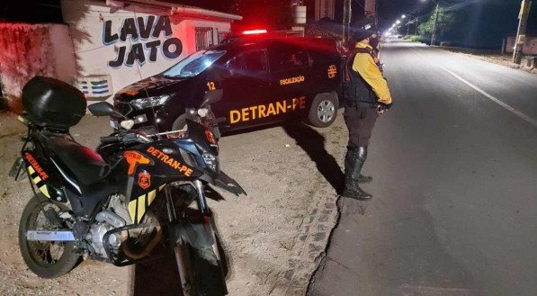 Condutor é detido em Jaboatão após ser pego no teste do bafômetro e tentar atropelar ciclista