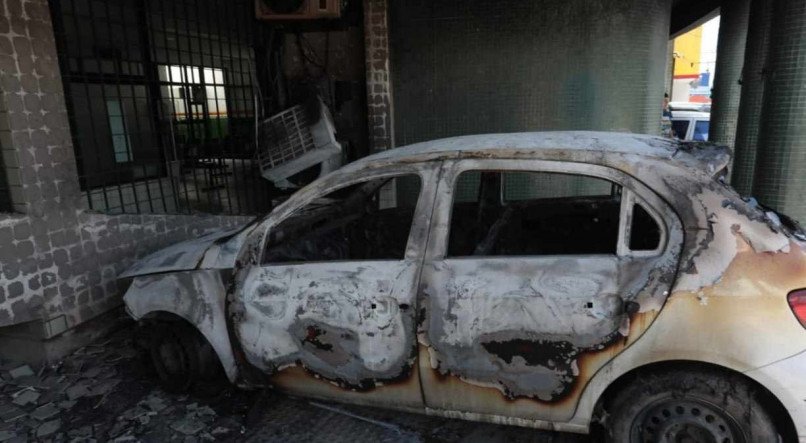 O fogo consumiu o im&oacute;vel e um carro da Prefeitura de Abreu e Lima tamb&eacute;m foi incendiado