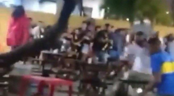 Vídeo: Rua da Moeda, no Recife, vira palco de brigas com cadeiras voando e correria 