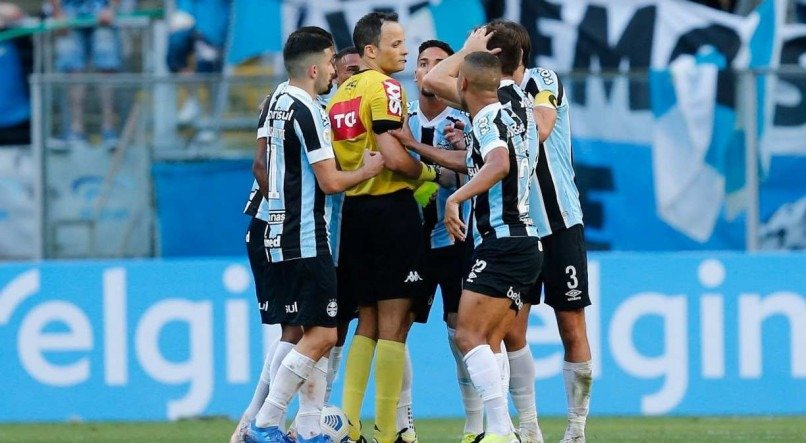 Jogadores do Gr&ecirc;mio reclamam com o &aacute;rbitro durante o jogo disputado entre Gr&ecirc;mio e Palmeiras, na Arena do Gr&ecirc;mio, na cidade de Porto Alegre, em jogo v&aacute;lido pelo Campeonato Brasileiro 2021.