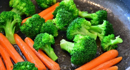 Pessoas veganas se alimentam de legumes, vegetais, frutas, cereais e sementes