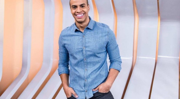 O apresentador Thiago Oliveira, que agora seguir&aacute; para o 'Fant&aacute;stico'