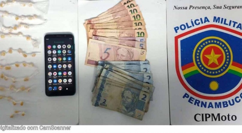 Foram encontrados com a adolescente três pedras de crack, R$ 139,00 e um celular com queixa de roubo