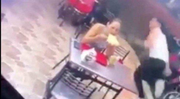 VÍDEO: Em assalto, homem abandona namorada, que continua comendo 
