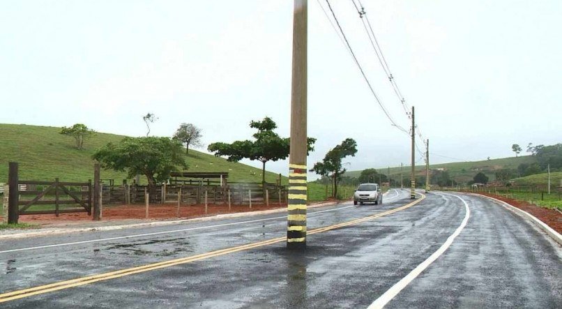 Rodovia é inaugurada com posts no meio da pista