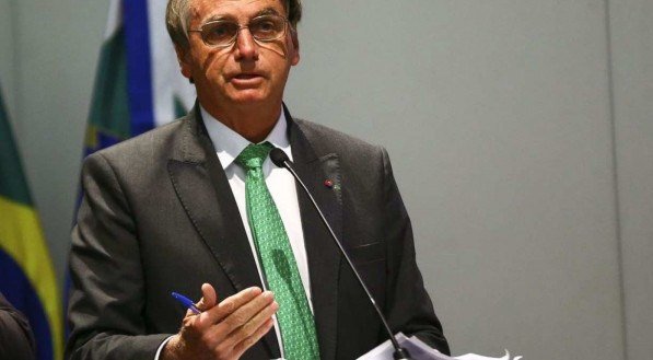 Cientistas renunciam a homenagem após Bolsonaro retirar medalha de pesquisador contrário ao uso da cloroquina para covid
