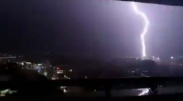Forte chuva, com raios e trovões, causa danos em Petrolina, no Sertão de Pernambuco; veja imagens