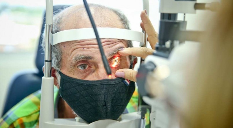 Após o diagnóstico do glaucoma, o tratamento vai desde a utilização de colírios, que baixam a pressão ocular, a cirurgias e ao uso do laser