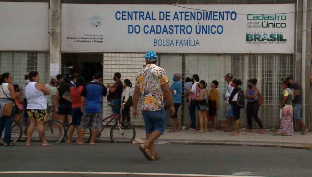 Com dúvidas sobre o Auxílio Brasil, pessoas se aglomeram em fila em frente ao CadÚnico, no Centro do Recife
