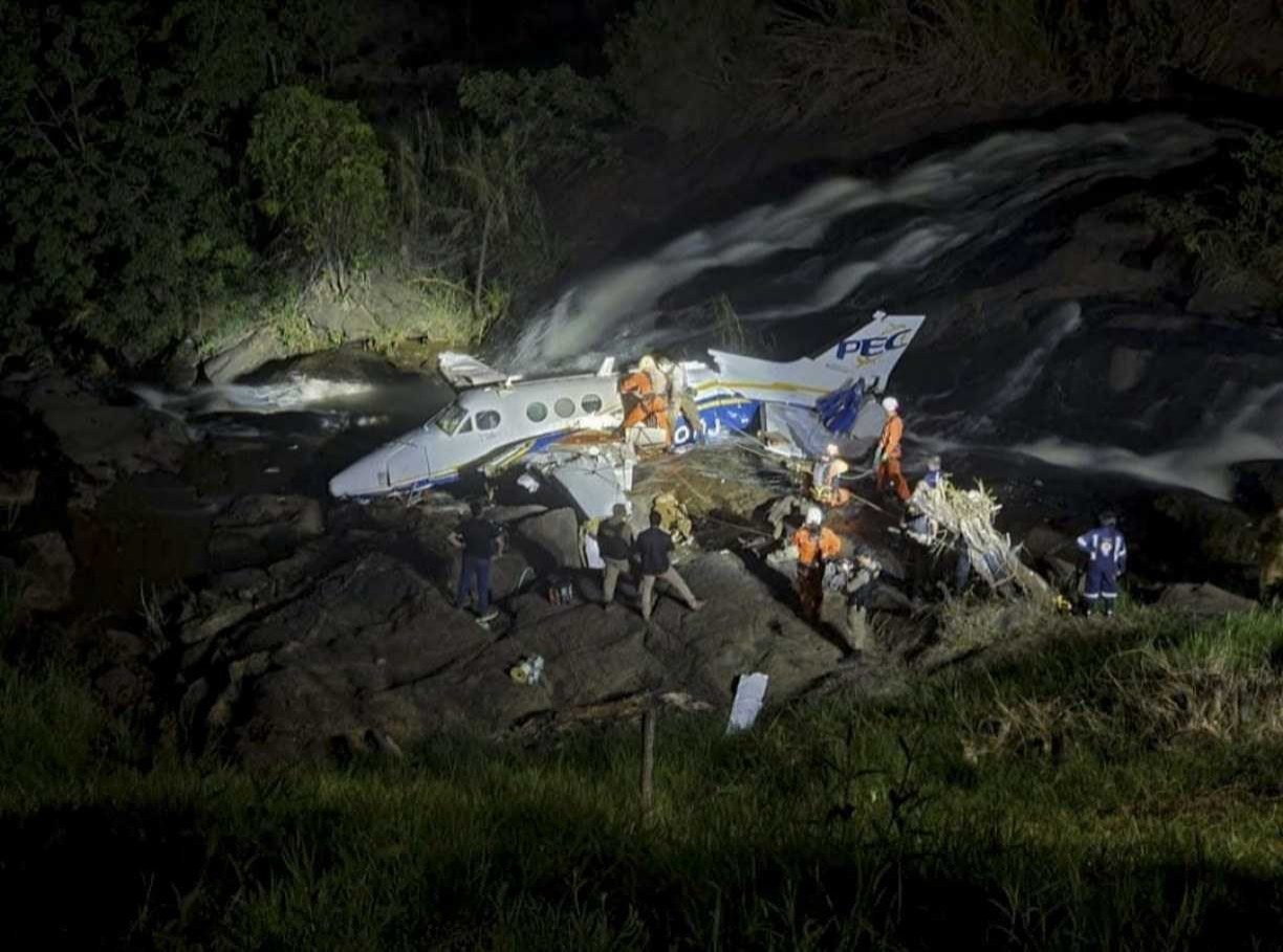 Bombeiros retiram todos os corpos do avião de Marília Mendonça - Gerais -  Estado de Minas