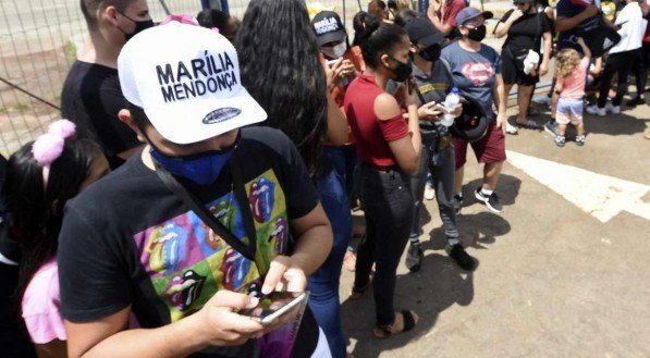 Fila para o vel&oacute;rio de Mar&iacute;lia Mendon&ccedil;a em Goi&acirc;nia