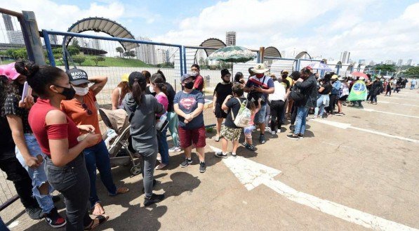 F&atilde;s aguardam para se despedir da cantora Mar&iacute;lia Mendon&ccedil;a