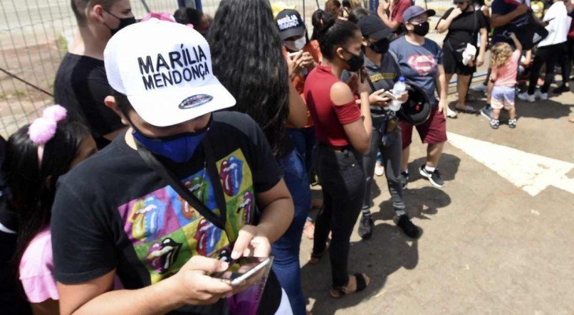 Fila para o vel&oacute;rio de Mar&iacute;lia Mendon&ccedil;a em Goi&acirc;nia