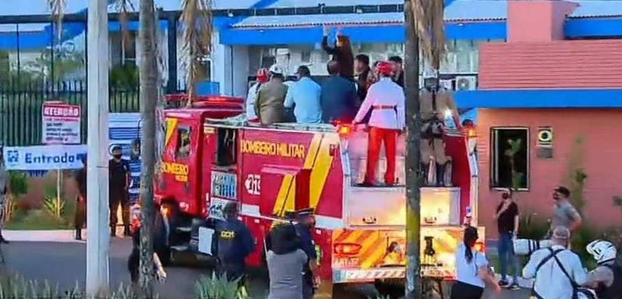 Bombeiros retiram todos os corpos do avião de Marília Mendonça - Gerais -  Estado de Minas