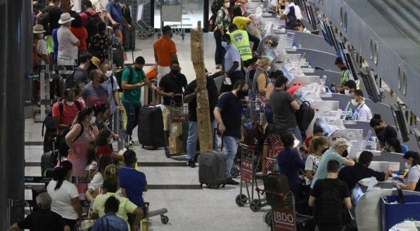 Dezenas de voos partindo do Recife são cancelados em função do avanço da covid-19 e da gripe