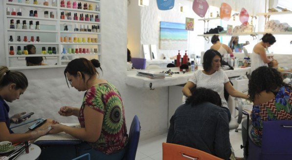 Dermatologistas divulgam guia de cuidados para uso de unhas de acrigel