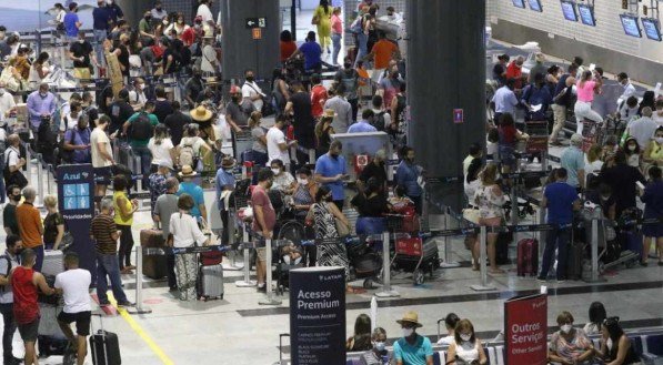 "Do suor descer": na alta temporada, Aeroporto do Recife deixa passageiros no calor com falta de ar-condicionado
