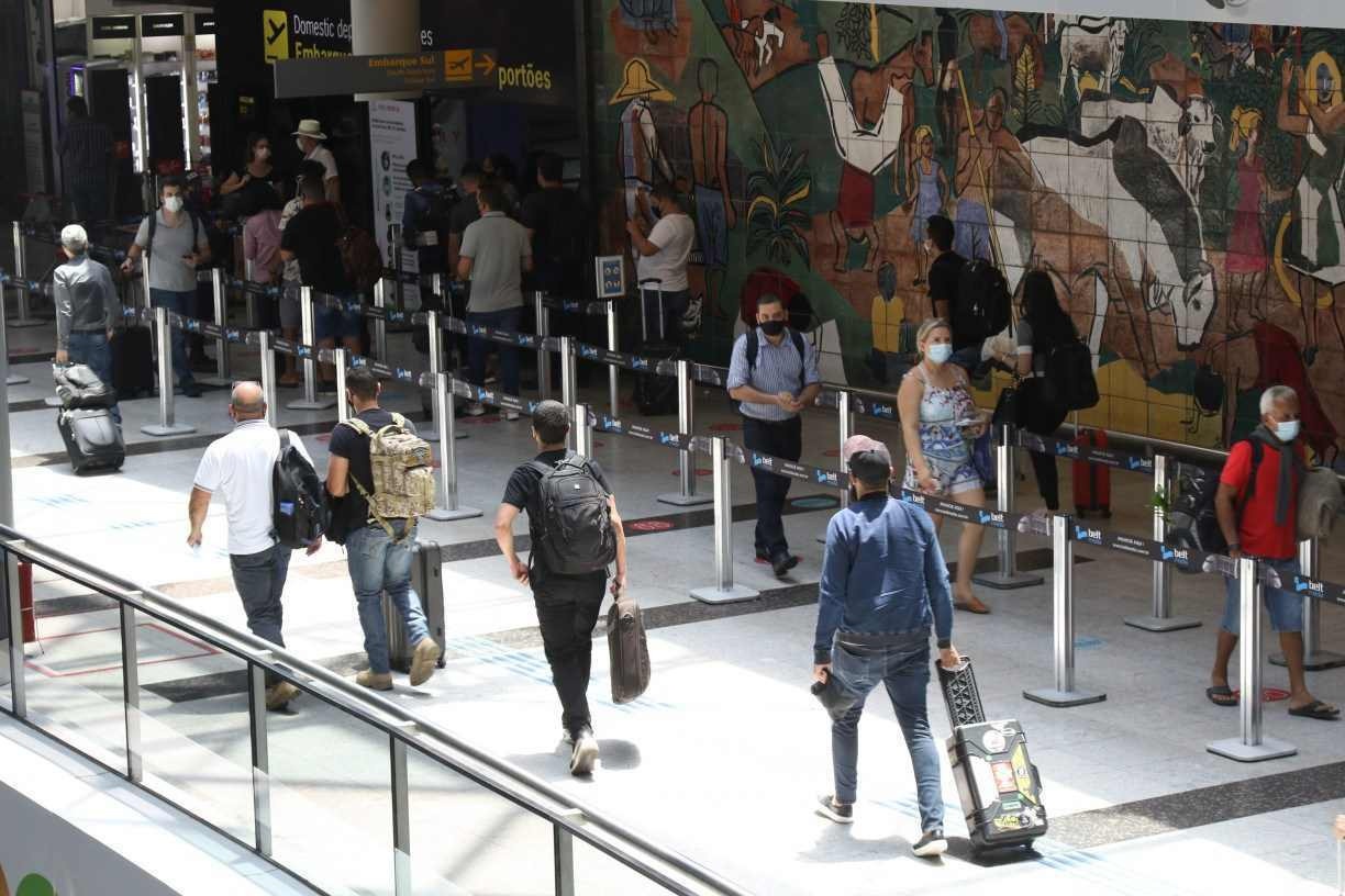 Câmara aprova volta do despacho gratuito de bagagens em voos; entenda mudança