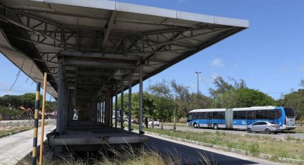 As paradas de ônibus do BRT, na PE-15, em Olinda, estão sem nenhuma manutenção, após serem abandonadas pelo poder público, com seguidos casos de depredação e roubos.