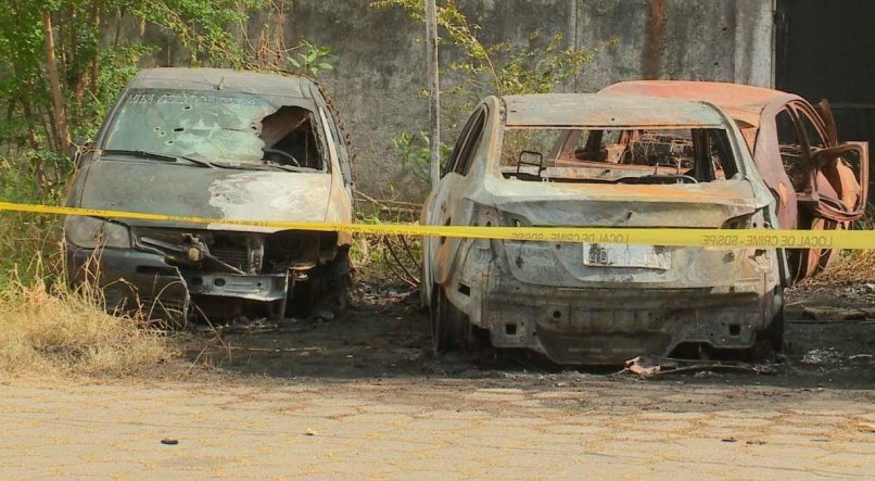 Quatro carros foram atingidos pelo fogo