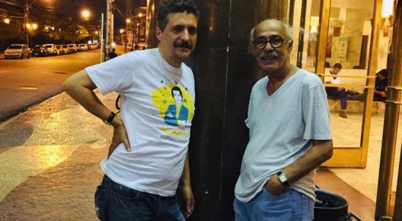 Cineasta Kleber Mendon&ccedil;a e Geraldo Pinho na frente do S&atilde;o Luiz, Centro do Recife.