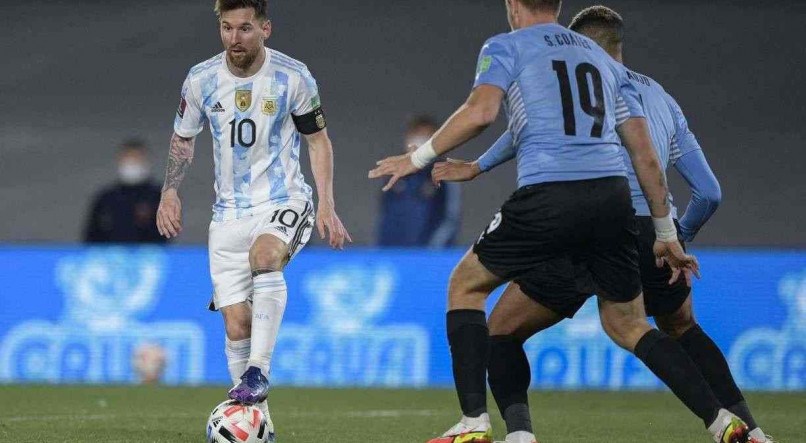 Messi veste a camisa da Argentina, hoje, contra o Brasil.