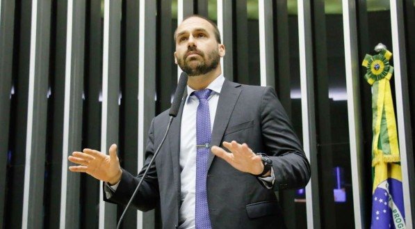 O deputado se auto exilou nos EUA e de lá pede por intervenção para que os condenados pelo ataque de 8 de Janeiro recebam anistia