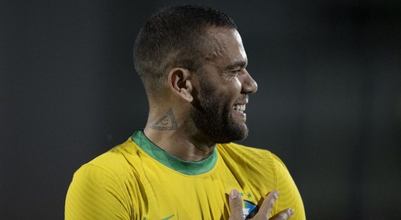 Daniel Alves ser&aacute; titular contra Camar&otilde;es na Copa do Mundo 2022.