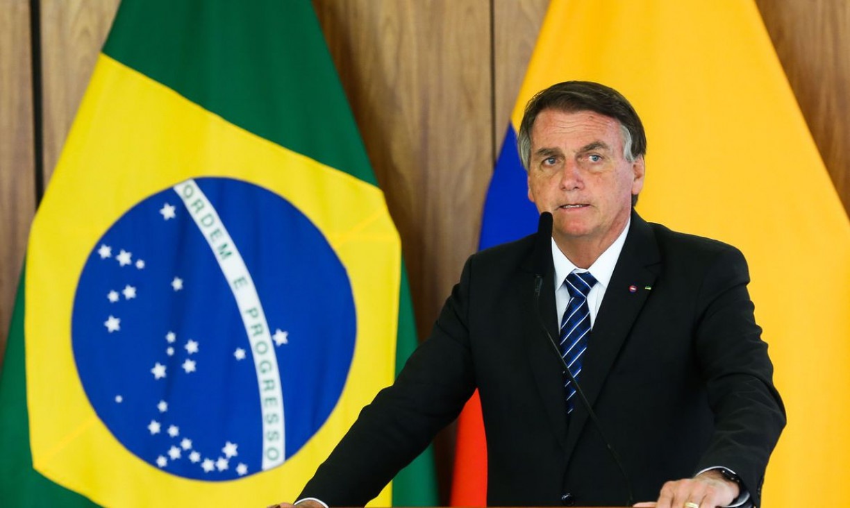 Jair Bolsonaro aparece em primeira imagem após ser internado