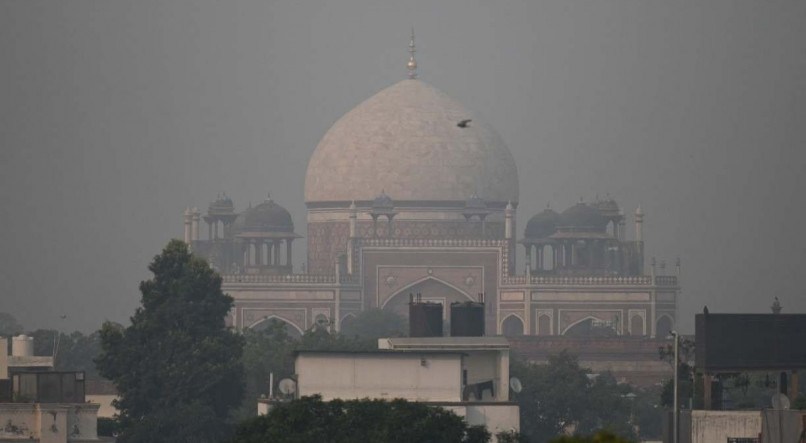 Tumba de Safdarjung em meio a uma forte polui&ccedil;&atilde;o em Nova Delhi, capital da &Iacute;ndia