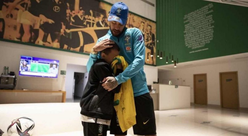 Pequeno torcedor recebeu o carinho de Neymar