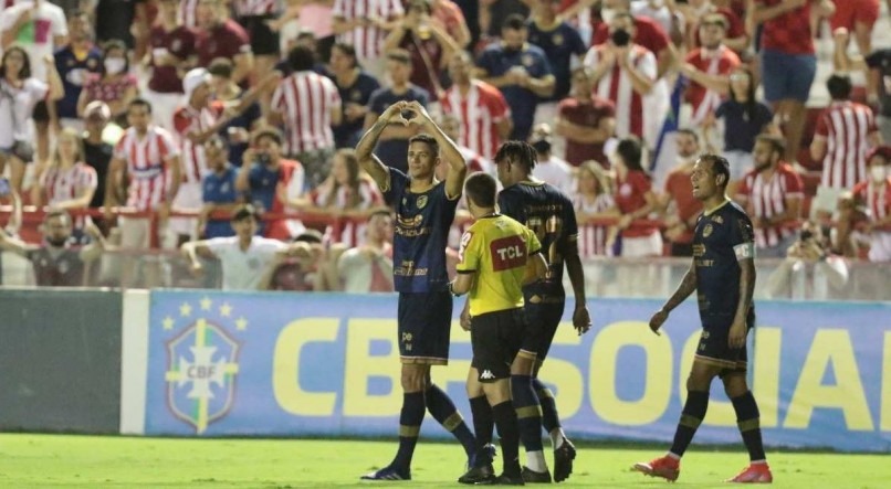 ZAGUEIRO ARTILHEIRO Camutanga marcou o primeiro gol do N&aacute;utico sobre o Sampaio Corr&ecirc;a ontem
