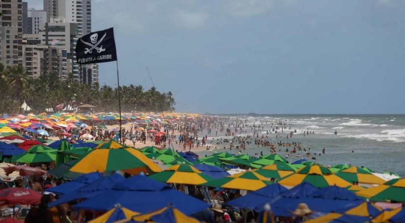 Movimenta&ccedil;&atilde;o na Praia de Boa Viagem, no Recife, nesta segunda-feira (15)