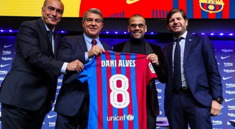 Daniel Alves foi apresentado oficialmente pelo Barcelona nesta quarta-feira.