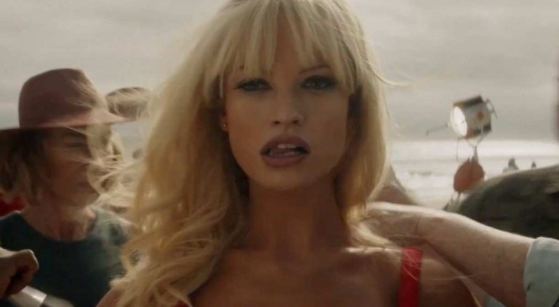Lily James como Pamela Anderson na s&eacute;rie &quot;Pam &amp; Tommy&quot;
