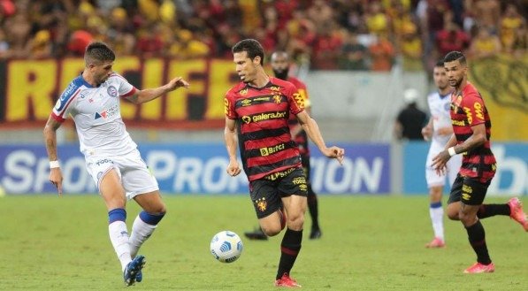 Jogo entre os times do Sport (PE) e Bahia (BA), partida valida pelo campeonato brasileiro de futebol da série A 2021 na Arena de Pernambuco nesta quinta-feira, 18 de novembro de 2021.
