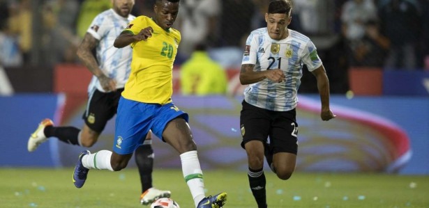 “Pelé vino del futuro”, dijo un periodista español al analizar la scooter de Vini Jr. en el partido entre Argentina y Brasil.