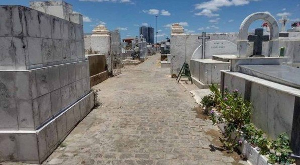 Ao lado de túmulo e com sinais de espancamento, homem é encontrado morto em cemitério de Petrolina